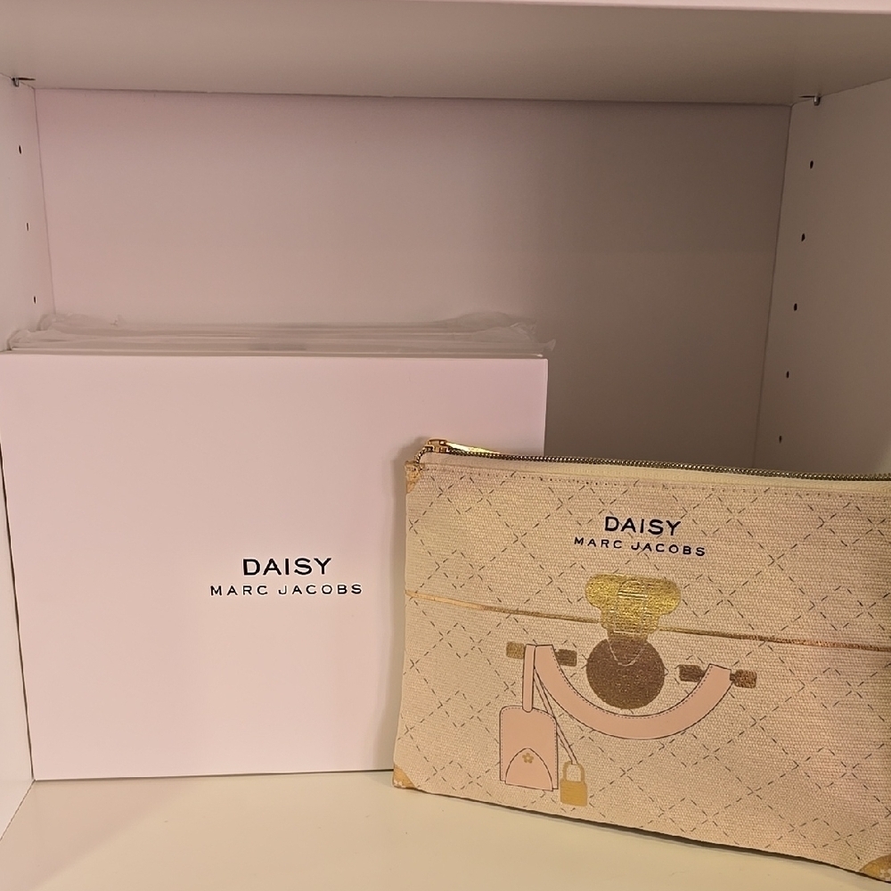 NIB Marc Jacobs Daisy Cosmetic Pouch in Cream and Gold